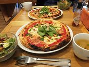 ڂ炳̃coJtF PIZZA&RESTAURANT̓eʐ^2