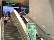 �Ё[����񂳂�̃X�^�[�o�b�N�X�E�R�[�q�[ JR�����w���{�����X�̓��e�ʐ^2