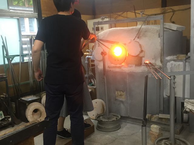 �n�����K���X��_�ɂ��Ă���Ƃ���ł��B_���΃K���X�H�[