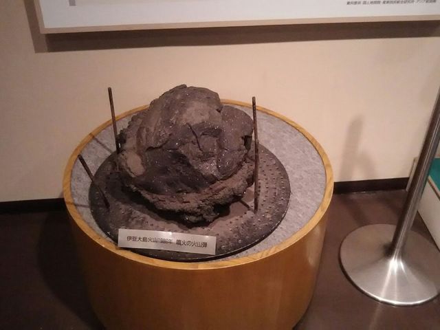 展示物。(伊豆大島の火山弾)_磐梯山噴火記念館