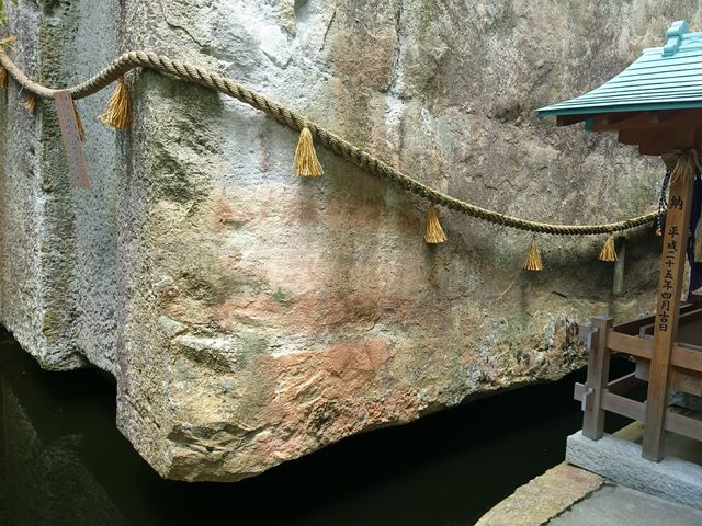 ���ʂ��畂���Ă���悤�Ɍ�����_���ΐ_��