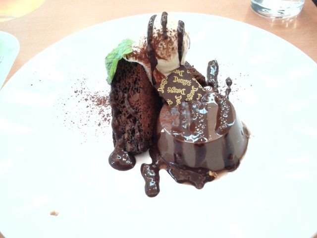 �H��̃f�U�[�g_�f�j�[�Y���c������X