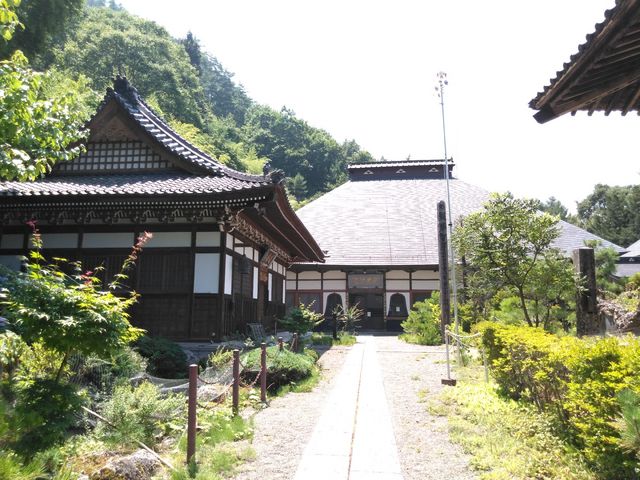 左が禅堂、正面が本堂です。_龍光院