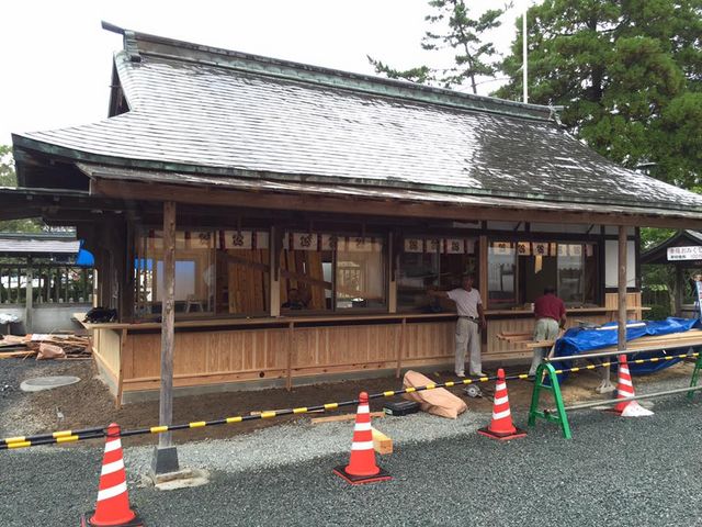 改修中の売場_阿蘇神社楼門(二層楼山門式)