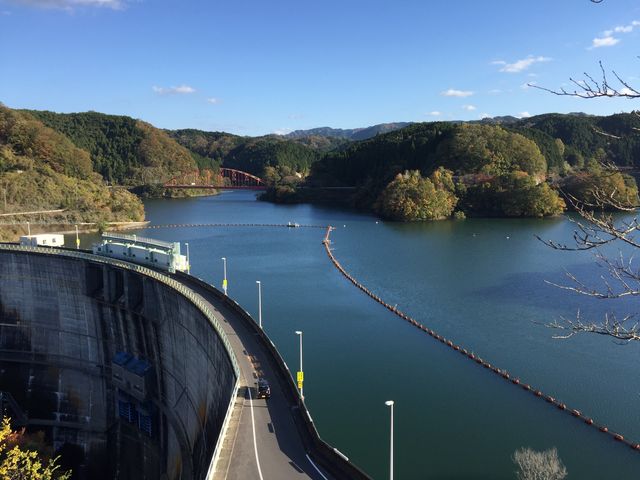 展望広場からの癒される雄大な景色。ダムの上を道が走っているのが面白い。_青蓮寺湖