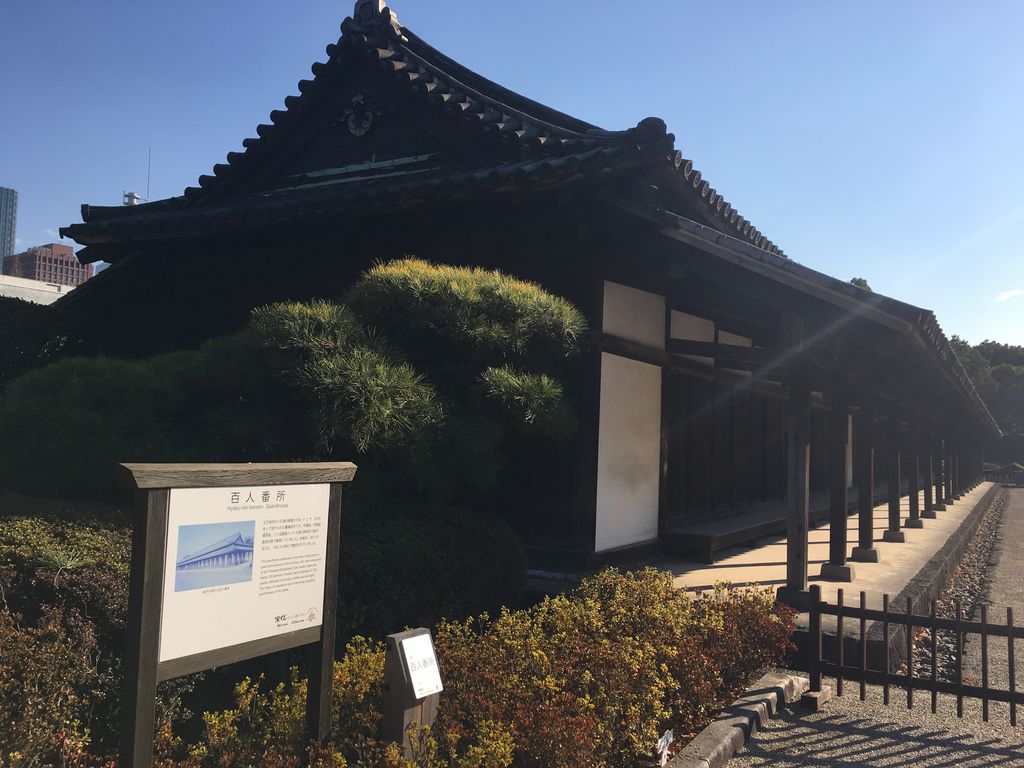 近く の 歴史 的 建造 物