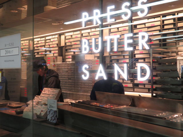 yosshy�����PRESS BUTTER SAND �����w�X�̓��e�ʐ^1