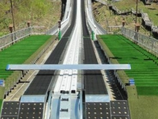 �W�����v��͐^���t���܂ɗ����Ă�������_��q�R�W�����v���Z��