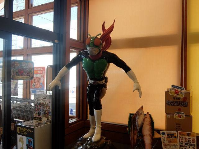 �{�݂̒��ɐ΃m�X�݉�̃q�[���[��_���������Ȏs��