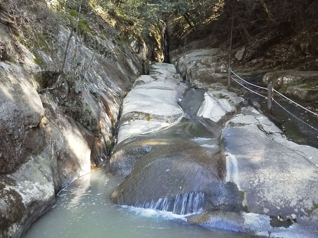 愛用のガラケーで撮った「すべり滝」です。_三郎の滝