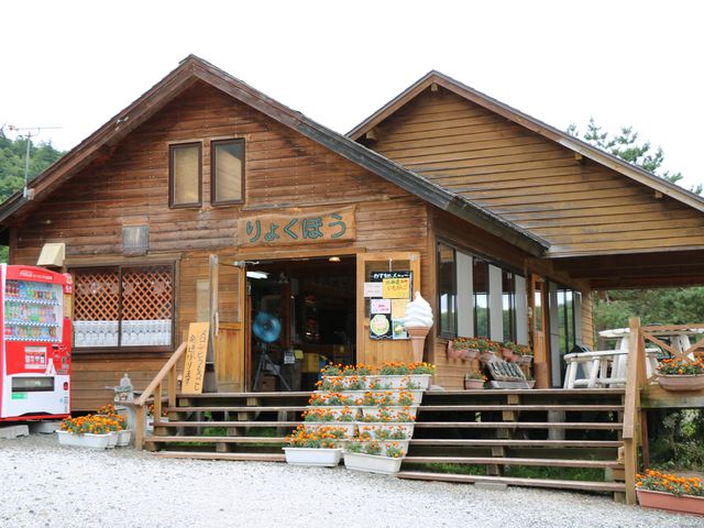 ΂̉Ƃ̑Oɂ_ꔄX_[̐X