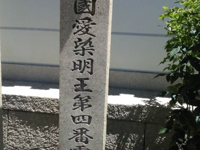 �u���������\�����v�̐Δ�ł��B_����R�V�㎛