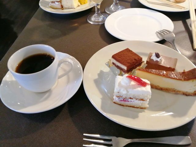 食後にはコーヒーといっぱいのケーキ_ベーカリーカフェ・ペニーレイン