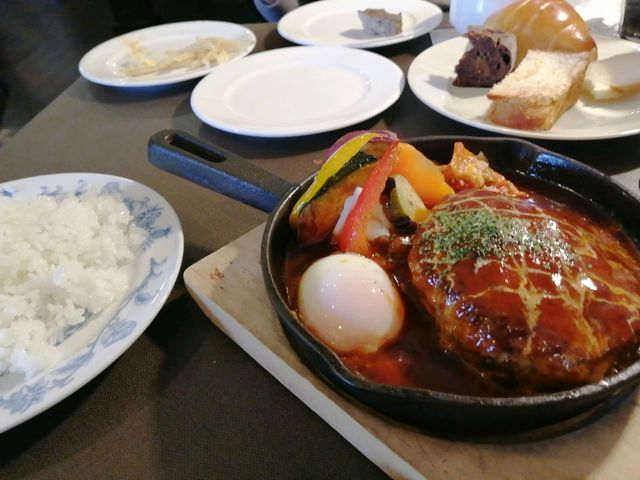 ハンバーグシチューオススメ_ベーカリーカフェ・ペニーレイン