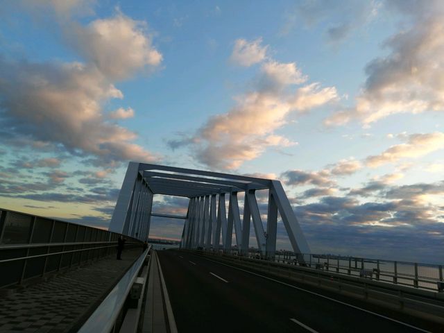 �����̏o�����ɓ����Q�[�g�u���b�W��_�����Q�[�g�u���b�W