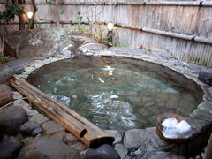 露天風呂は石が敷き詰められています。夕暮れ時も綺麗かな。_美ヶ原温泉　湯宿　和泉屋善兵衛