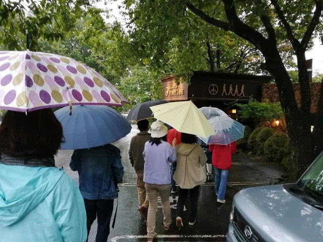 開店前から大行列、台風接近してるのに…_ベーカリーカフェ・ペニーレイン