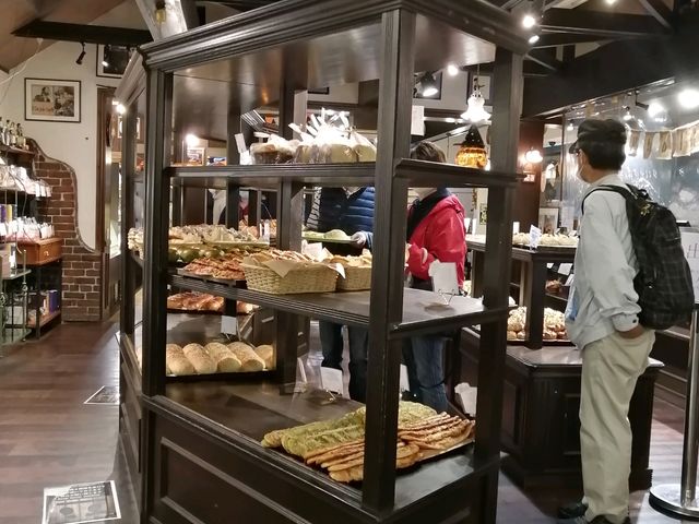 美味しそうな匂いを発する焼き立てパンたち_ベーカリーカフェ・ペニーレイン