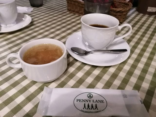 モーニングのスープは具だくさんのコンソメスープ、これがやみつき_ベーカリーカフェ・ペニーレイン