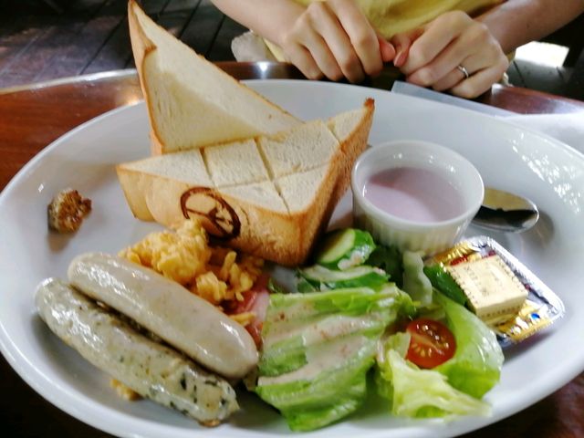 u₩ȉĂ̓ߐ{̒Ayj[CŃ[jO͂H_x[J[JtFEyj[C