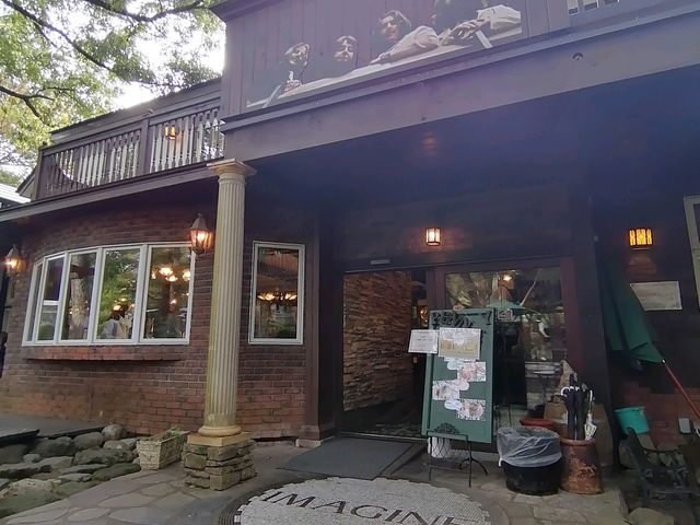 朝日を浴びるペニーレイン_ベーカリーカフェ・ペニーレイン