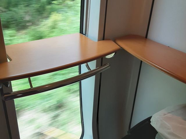 指定席を離れてデッキへ移動しました。_JR小倉駅