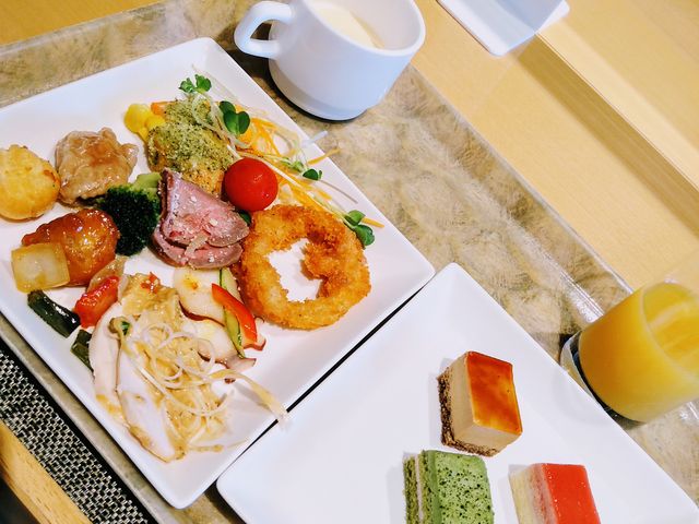 �f�U�[�g�ɂ͑��ɂ��t���[�c�����u���Ă���܂��B_ANA�N���E���v���U�z�e������O���o�[�q�����X�g����