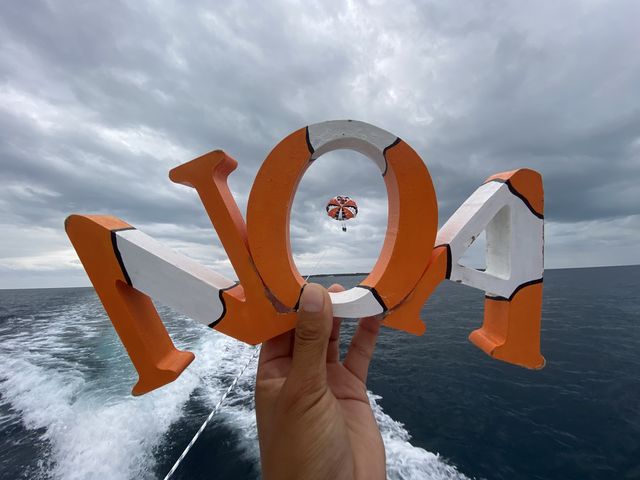 �D����̊y�����摜�����������܂����B�X�^�b�t���y�������X�����B���ЁA���ꂽ���ɉ��߂Ĕ�т����ł��B_Parasailing NOA