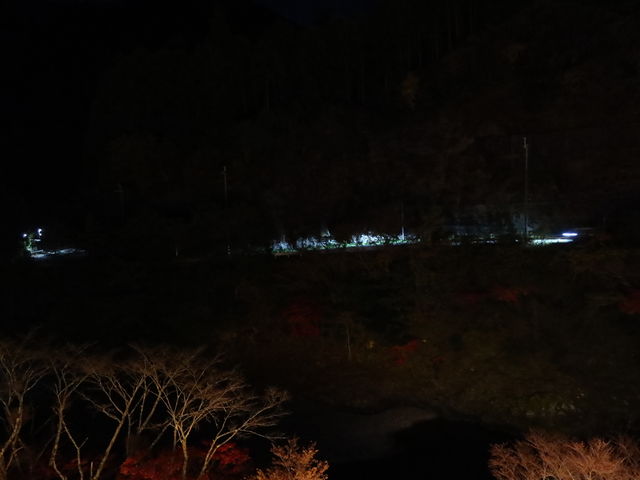夜に見えるのは車の明かりだけ_龍神温泉