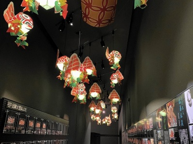 エントランスの金魚ねぶた_ねぶたの家 ワ・ラッセ