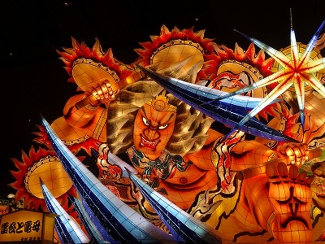 暗い空間に映えます_ねぶたの家 ワ・ラッセ