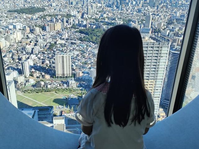 撮影スポットは並ぶ。並んでいても代わってくれないし、あとから来た親子に順番も抜かされた。_サンシャイン60展望台 てんぼうパーク