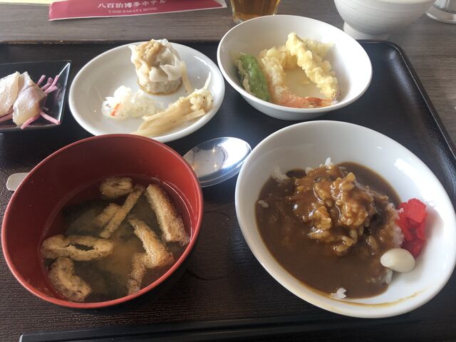 �������2��ځA�����������X�`�������B�J���[�͒N�ł��H�ׂ��h���ŐH���i�݂܂��܂���_���S�������z�e��