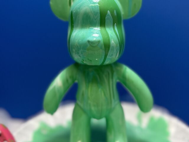 �Z�x�̈Ⴄ�O���[���ƃV���o�[�A�z���C�g���Y��ȃ}�[�u����\�����Ă܂��B�����q�̃Z���X�ɂт�����ł��B_pinky art