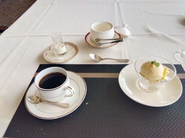 �f�U�[�g�ƃR�[�q�[�ł��B_���փO�����h�z�e��