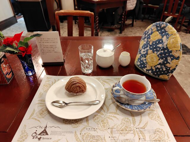 wǂ̃e[uŃu𒍕Ă܂_I̖؃eX