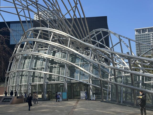 �������۔��p�ق̊O������i�F���B�e�����ʐ^�B�Z���o�c�̎�����Ō���W���ɍs�����B_�������۔��p��