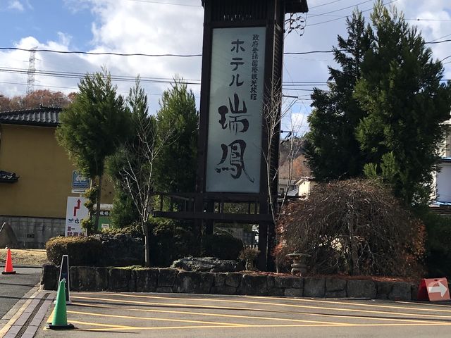 �z�e���̓�����͒��ԏ�͋����ł���150���[�g���قǍs���Α傫�Ȓ��ԏꂪ����܂��B�A_�z�e�����P