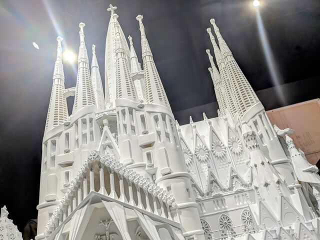 3D���f���ōČ����ꂽ�T�O���_�E�t�@�~���A_NAKED meets �K�E�f�B�W