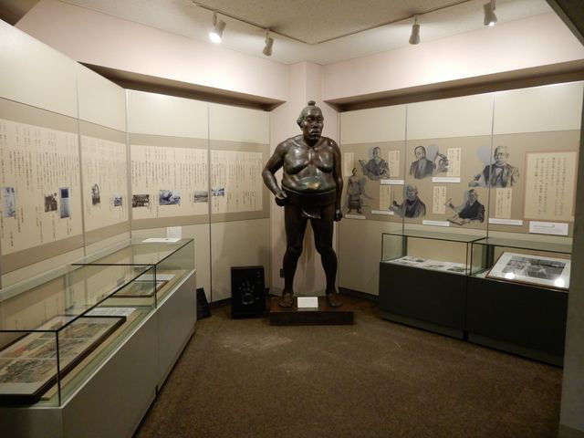 第3展示室
上山出身の人気力士
出羽ケ嶽文治郎像
（等身大）_上山城郷土資料館