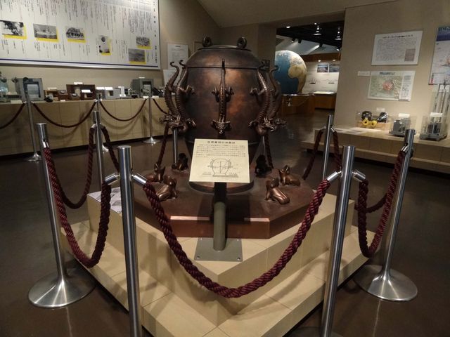新元号の「令和」は万葉集の出典とされていますが、中国の古典が出典という人もいます。それを書いた人が張衡と言い、当館では彼が作った世界初の地震計の模型を展示中。_磐梯山噴火記念館