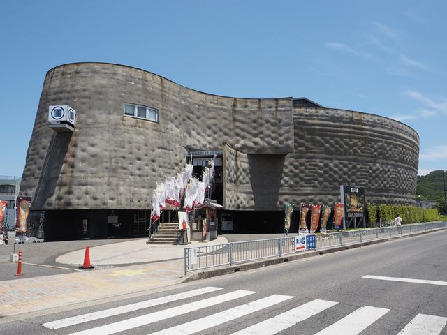 �����̌���͏�󂩂猩��Ɛl�`�̓��i������j�̌`�����`�[�t�ɂ����\������������܂��B_�W�H�l�`��