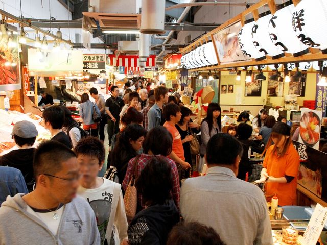 年間を通じて多くの人でにぎわいます_日本海さかな街