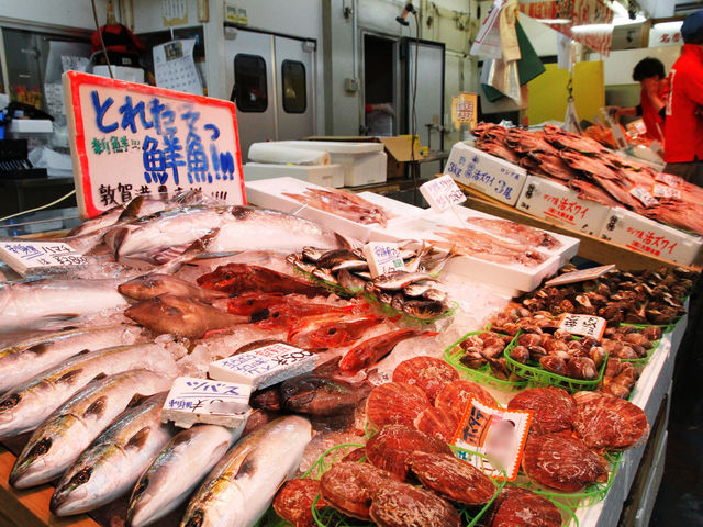 季節ごとの旬の魚介が売場に並びます_日本海さかな街