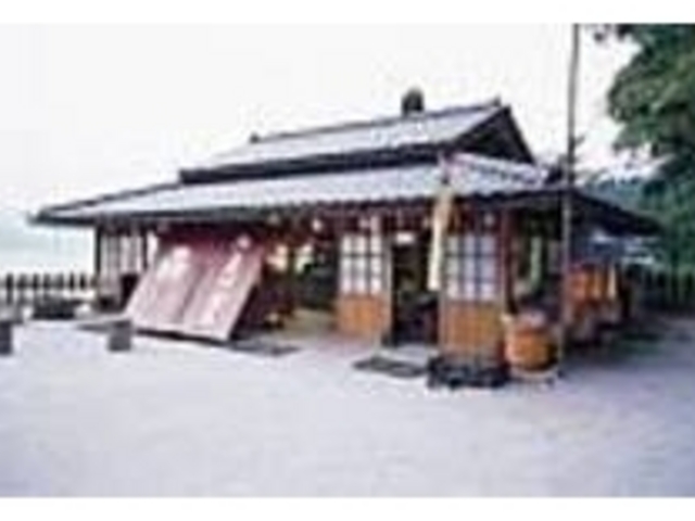 店先にかかる大きなのれんが目印の店_御番所茶屋