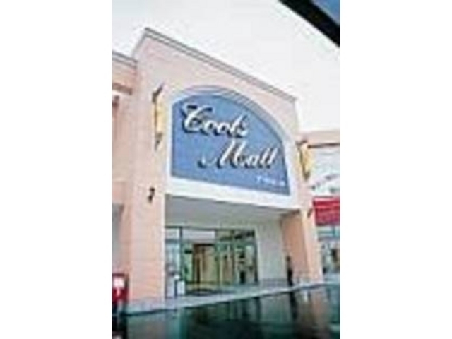 �L��ȃV���b�s���O�Z���^�[�̒��ɂ���_�N�[���X�E���[��