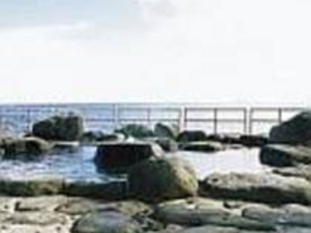 広い海が目の前に、開放的な公共の露天風呂_高磯の湯