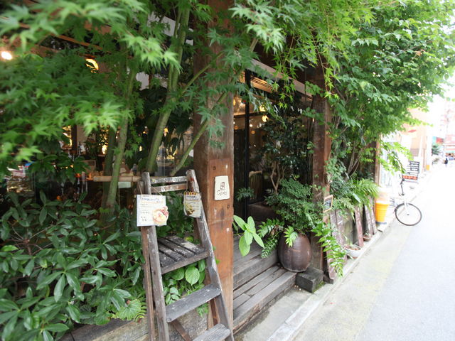 �����ɂ͈���΂����s��̒��Ŏ��R���������鋳���ł���1�K�̓J�t�F�䂤��2�K���H�|�����ł��B_�䂤�H�[��Cafe�䂤�@�����V�_�X�@�����|�E��A�N�Z�E�K���X�H�|