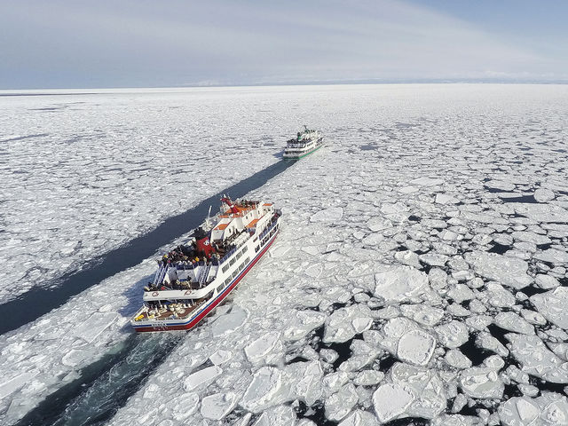 迫力の流氷のオホーツク海を運航する網走流氷観光砕氷船おーろら_網走流氷観光砕氷船おーろら