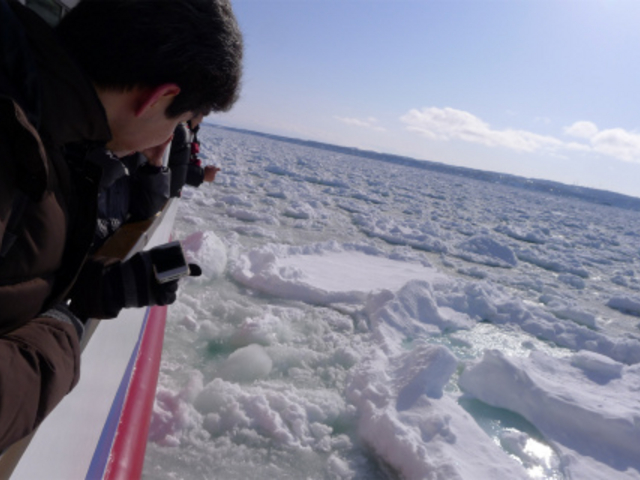 サイドデッキから眺める白き芸術　流氷_網走流氷観光砕氷船おーろら